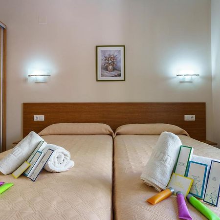 Hostal Costabella Powered By Faro Homes Fuengirola Eksteriør billede