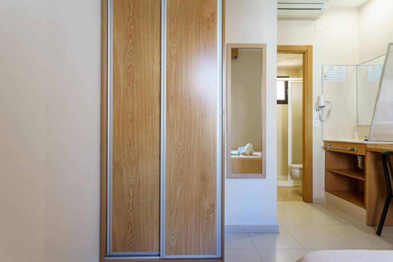 Hostal Costabella Powered By Faro Homes Fuengirola Eksteriør billede