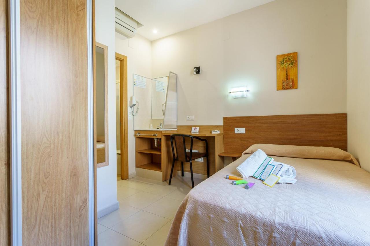 Hostal Costabella Powered By Faro Homes Fuengirola Eksteriør billede
